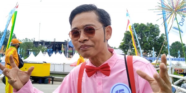 Terinspirasi Kasino Warkop, Deny Kartika Curi Perhatian di Fashion Show Lebaran Depok