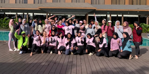 MYZE Hotel Sumenep Gelar Outdoor Yoga, Padukan Gaya Hidup Sehat dan Healing di Tepi Kolam