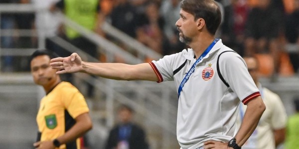 Persija Kalah dari Persib, Mauricio Souza Kritik Keras Kepemimpinan Wasit Asal Uzbekistan