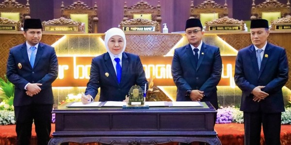 Tokk! 2 Raperda Strategis, Gubernur Khofifah: Perkuat Transformasi BUMD Migas dan Ekraf Jatim