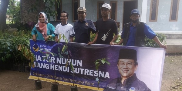 Sekretaris DPW NasDem Jabar Serahkan 1.000 Bibit Pohon untuk Kelompok Tani di Garut