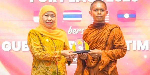 Sambut Bhikkhu Lintas Negara, Gubernur Khofifah: Jadikan Indonesia sebagai Fondasi Perdamaian Dunia