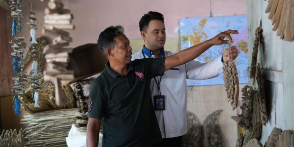 Limbah Kayu Pantai Disulap Jadi Kerajinan Bernilai Ekspor oleh Wayan, Nasabah PNM ULaMM Denpasar