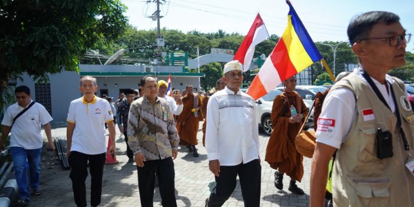 Semangat Persaudaraan, Kemenag Jatim Sambut 57 Bhikkhu dalam Rangkaian Indonesia Walk for Peace 2026