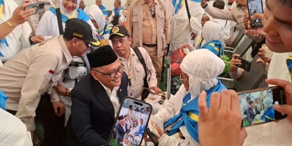Menhaj Pimpin Kedatangan Amirulhaj di Jeddah, Pastikan Kesiapan Puncak Haji 2026