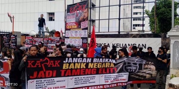 Gelar Aksi, BPK Didesak Audit Dugaan Kredit Macet Kalla Group