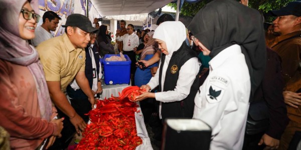 Gubernur Khofifah Gelar Pasar Murah di Kediri, Upaya Kendalikan Inflasi dan Sediakan Sembako Murah Jelang Idul Adha