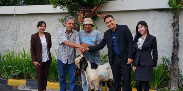 Atria Hotel Malang Salurkan Hewan Kurban untuk Warga Sekitar Sambut Iduladha