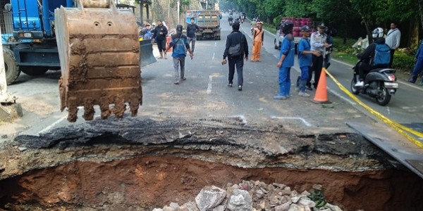 Jalan Raya Lenteng Agung Arah Depok Ambrol, Separuh Ruas Tak Bisa Dilalui