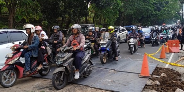 Jalan Ambles di Lenteng Agung, Lalu Lintas Menuju Depok Mulai Berangsur Normal