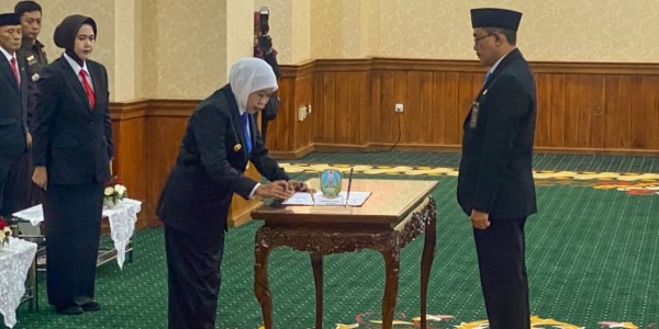 Gubernur Khofifah Kukuhkan Shodiqin jadi Kaper BKKBN Jatim, Tekankan Bangun Kualitas Penduduk