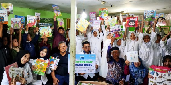 Potret Senyum Anak-Anak Pedalaman Mendapat Ribuan Buku Baru dari PNM