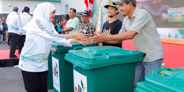 Bersama 1.125 Masyarakat, Gubernur Khofifah Melakukan  Aksi Bersih Sampah dan Tanam Pohon di Puncak Peringatan Hari Lingkungan Hidup Sedunia 2026