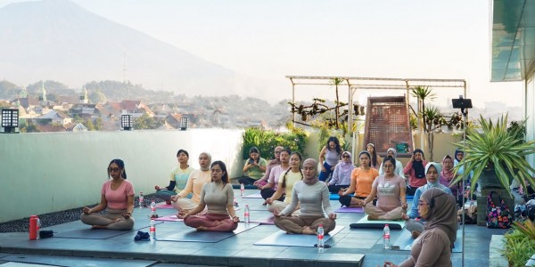 Nikmati Yoga Pagi dengan Panorama Pegunungan, Atria Hotel Malang Gelar Breath and Balance