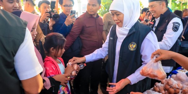 Gubernur Khofifah Gelar Pasar Murah di Kawasan Wisata Kuliner Gladak Serang Probolinggo, Tegaskan Kehadiran Pemerintah Kendalikan Inflasi