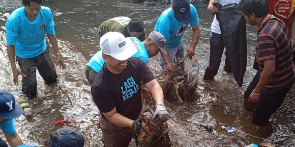 Nyemplung ke Kali Cabang Tengah, Supian Suri Ajak Warga Wujudkan Depok Bersih