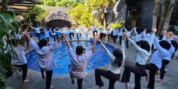 Aston Inn Batu Sukses Gelar Yoga Mandala Bersama Ana Gayatri di Eskala Pool