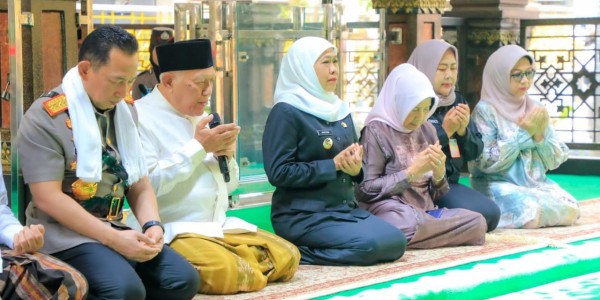 Gubernur Khofifah dan Kapolri Ziarah ke Makam Bung Karno dan Gus Dur Jelang Hari Bhayangkara ke-80