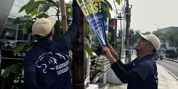 Operasi Penataan Kota, Tim Maung Asri Turunkan Spanduk Kedaluwarsa