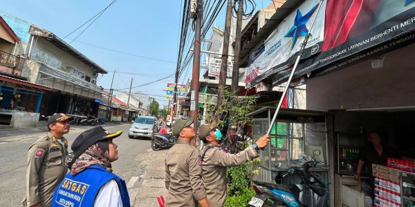 Bersama Satgas KTR, Lurah Baktijaya Sisir dan Tertibkan Iklan Rokok di Ruang Publik