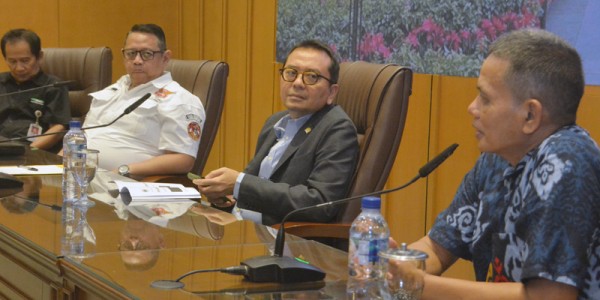 Dialektika Demokrasi dengan tema "Komisi Ojol 8% Upaya Menjamin Kesejahteraan Ojek Online "