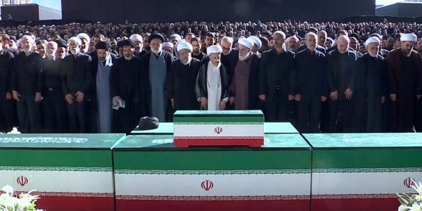 Para Pelayat Memanjatkan Doa di Atas Jenazah Ali Khamenei