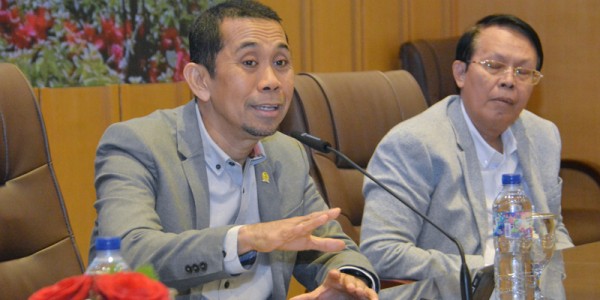  Dialektika Demokrasi Tema: "Peran DPR dalam Mendukung Pertumbuhan Ekonomi Nasional"