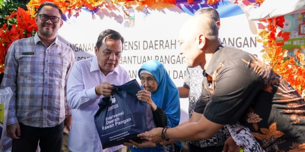 Pemkot dan DPRD Kota Bogor Salurkan Bantuan Pangan bagi 1.475 Keluarga Rentan
