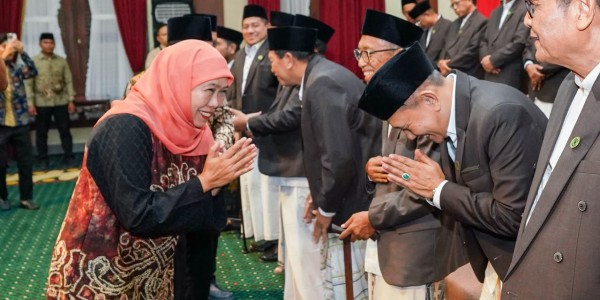 Kukuhkan Pengurus MUI Jawa Timur 2025-2030, Gubernur Khofifah Ajak Perkuat Sinergi Cegah Kerentanan Sosial dan Bangun Dakwah Digital Moderat