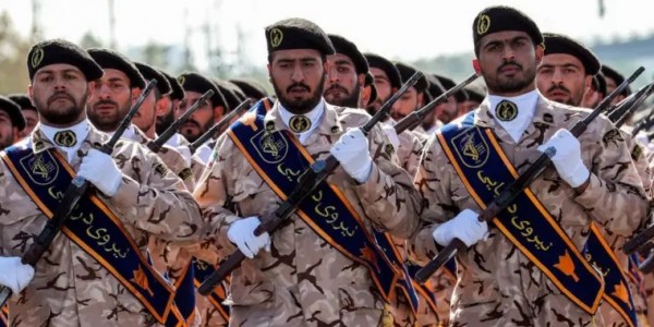 IRGC dan Pasukan AS Dilaporkan Baku Tembak di Selat Hormuz