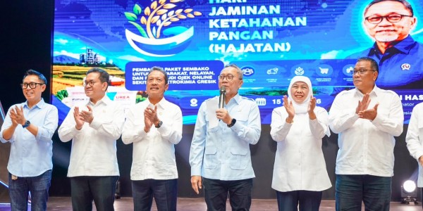 Gubernur Khofifah bersama Menko Pangan Zulhas Bagikan Ratusan Paket Sembako untuk Ojol dan Masyarakat di Gresik