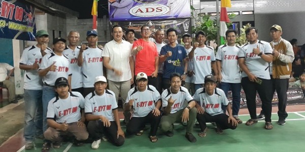 Adu Smes Bareng Warga Pengasinan, Deny Kartika: Saya Hobi Badminton, Bukan Cari Suara