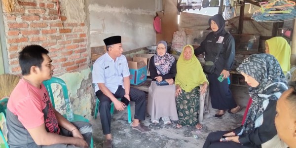 SWH Bersama Bupati Lucky Hakim Tinjau Rumah Warga Roboh di Indramayu