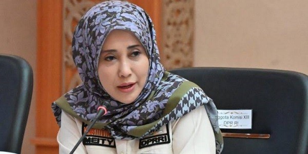 Meity Rahmatia Salurkan Bantuan PIP di Kabupaten Gowa