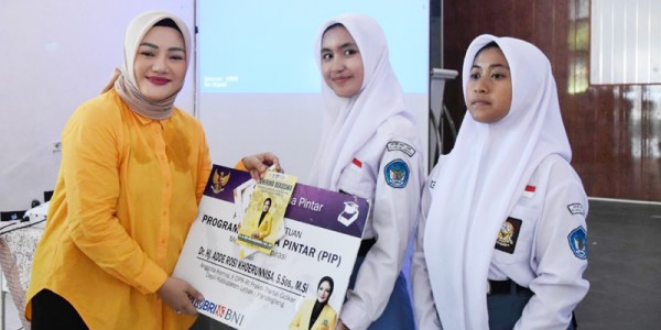 Adde Rosi Khoerunnisa Salurkan Bantuan Program Indonesia Pintar  (PIP) untuk 536 Siswa SMKN 1 Pandeglang