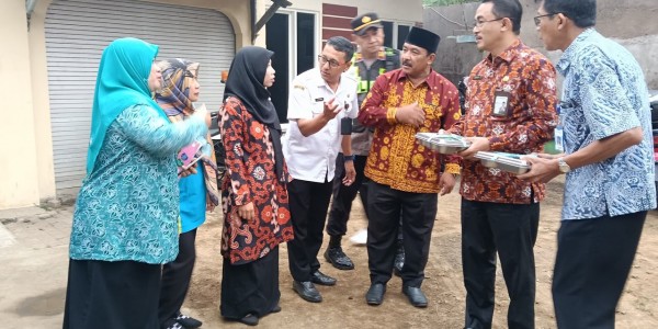 Peringati Harganas Tahun 2026, Kemendukbangga/BKKBN Jatim Perkuat Peran Ayah dan Salurkan Bantuan Bagi Keluarga Risiko Stunting di Malang 
