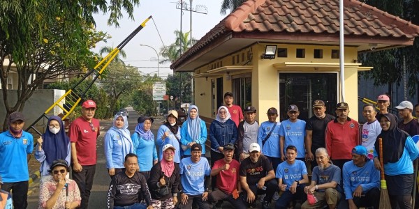 Operasi Bersih Sasar Jalan Ciherang, Tiga RW di Sukatani Kompak Jaga Lingkungan