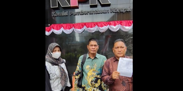 Komaruzzaman Serahkan Laporan Dugaan Korupsi Pejabat Desa dan Perusahaan Sawit ke KPK