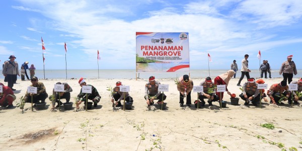 Ekspedisi Merah Putih Tiba di Rupat, Polda Riau Bantu Nelayan hingga Tanam Seribu Mangrove