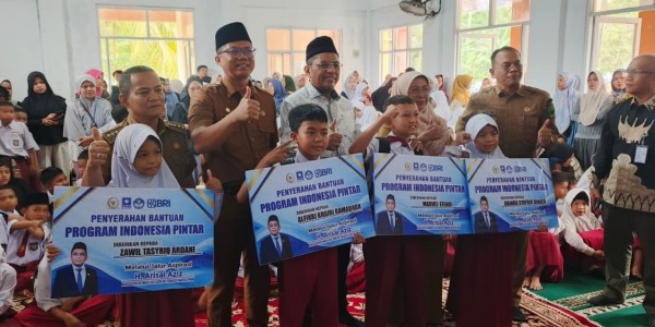 H. Arisal Aziz Serap Aspirasi Masyarakat, Salurkan Beasiswa PIP kepada 837 Pelajar SD dan SMP