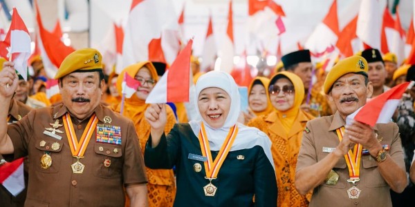Gubernur Khofifah Terima Bintang LVRI, Ajak Generasi Muda Lanjutkan Perjuangan