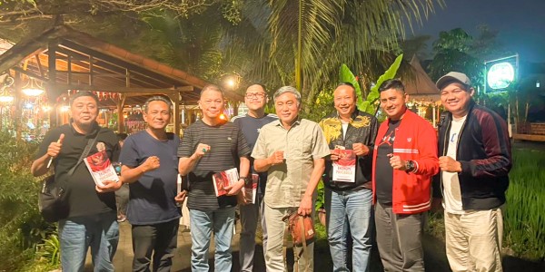 Ketum DPP LPKAN Indonesia Terima Buku “Ekonomi Pancasila” dari Abah Djoni, Kemerdekaan Harus Hadir di Meja Rakyat