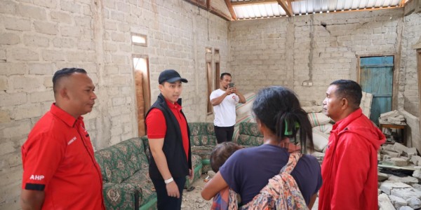 Stevano Turun Langsung Salurkan Bantuan Bagi Warga Terdampak Bencana NTT