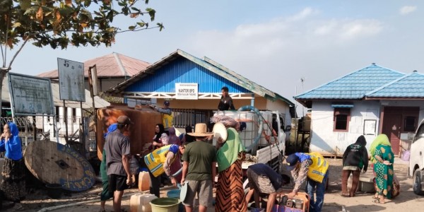Penuhi Kebutuhan MCK, PU Salurkan 12.000 Liter Air Bersih untuk Warga Banjar